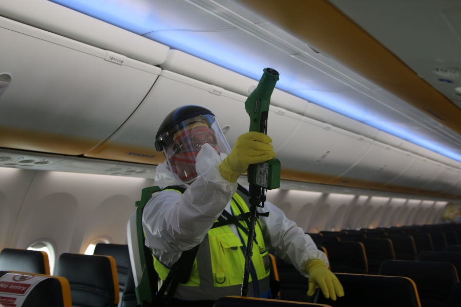 Dezynfekcja pokładu samolotu Ryanair. - Foto: Ryanair