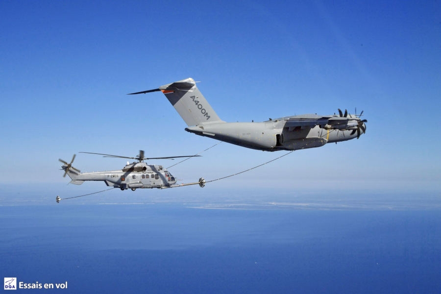 Airbus A400M z powodzeniem przeprowadził pierwsze próby tankowania w locie śmigłowca H225M. - Foto: Airbus