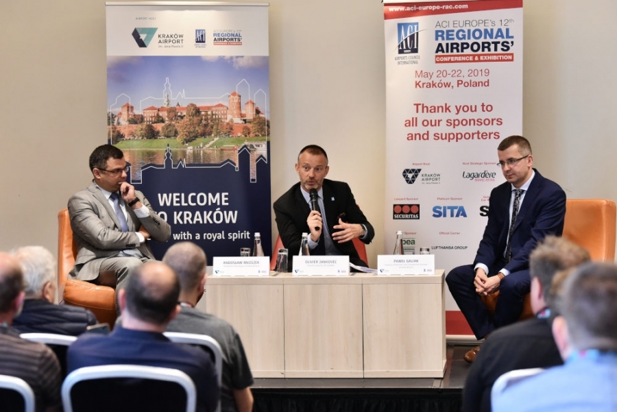 Radosław Włoszek, Prezes Zarządu Kraków Airport i Paweł Galiak, Dyrektor Pionu Handlowego (Kraków Airport) oraz Olivier Jankovec, Dyrektor Generalny ACI EUROPE - Foto: Kraków Airport