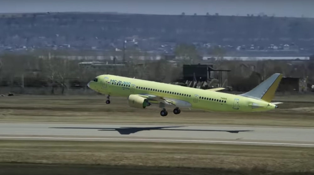 MC-21-300 wykonuje testowy lot. Jego seryjna produkcja miałaby się rozpocząć w 2021 roku. - Screen z filmu: https://www.youtube.com/watch?v=PE-uxpCNOkk / Źródło youtube.com / Użycie embed w publikacji
