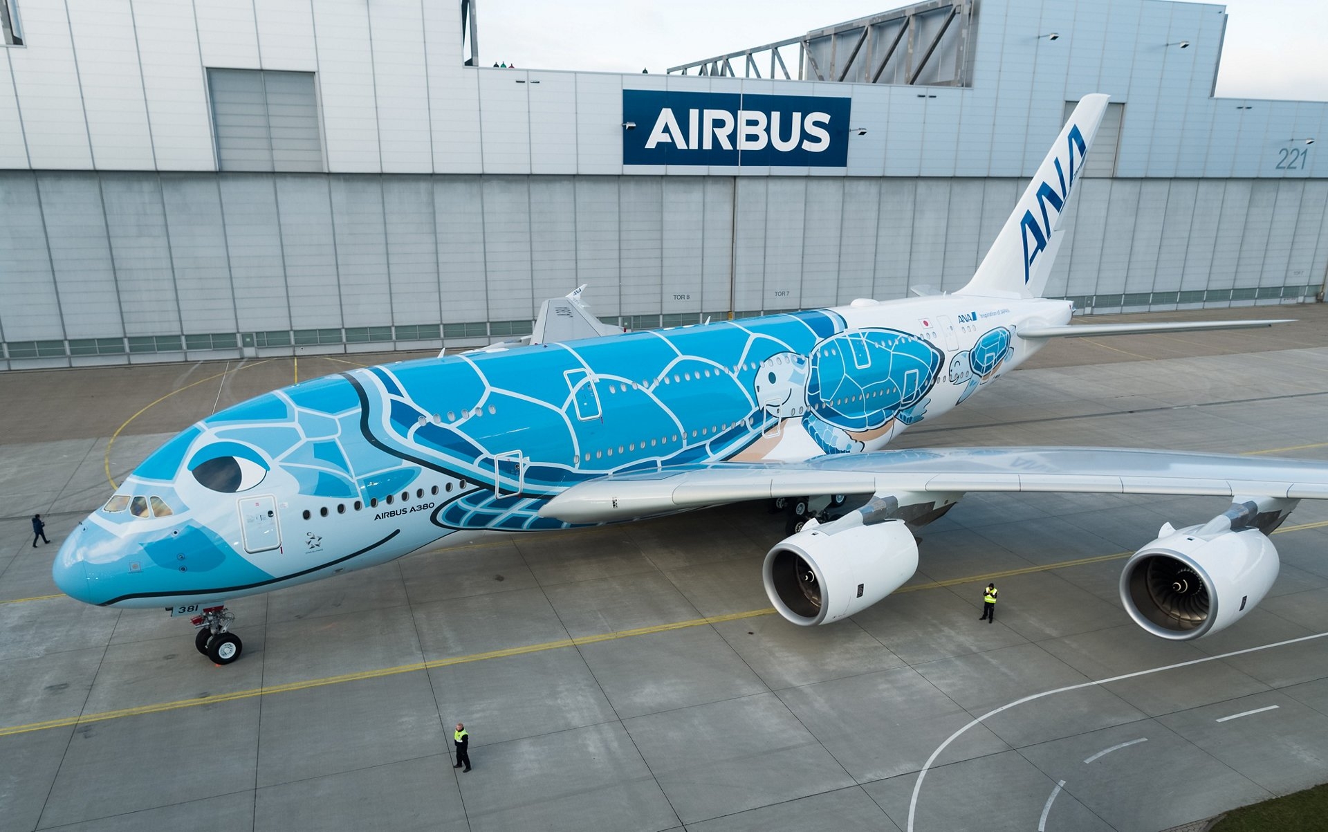 Zdjęcie: Pierwszy A380 zamówiony przez japońskie linie ANA opuszcza hangar malarski w Hamburgu / Airbus - 