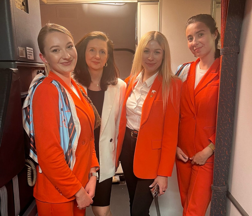 Katarzyna Bayraktar, Dyrektor Sprzedaży i Rozwoju Join UP! Polska ze Stewardessami na pokładzie samolotu - Foto: Materiały prasowe