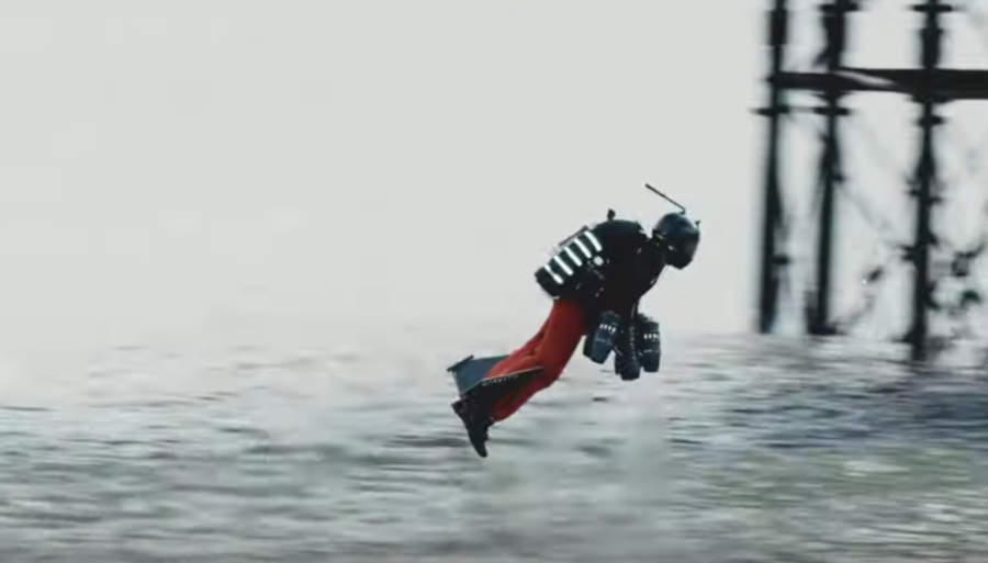  - Foto: Screen z osadzonego filmu: Jet Suit Speed Guinness World Record 85MPH! / https://www.youtube.com/watch?v=6m4hWoBB7SE / Gravity Industries