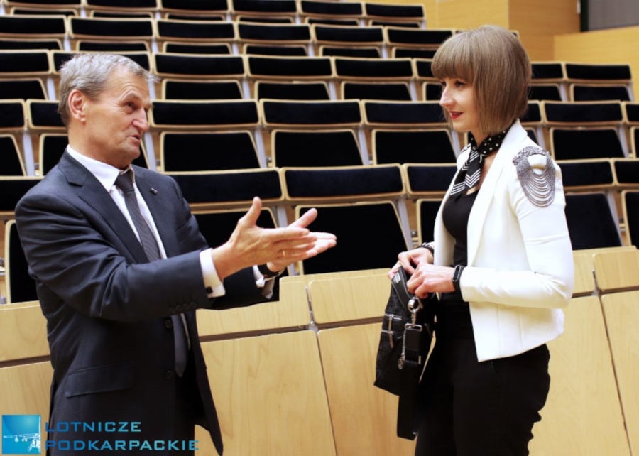 Kpt. pil. Tadeusz Wrona i Katarzyna Hadała. - Foto: Lotniczepodkarpackie.pl