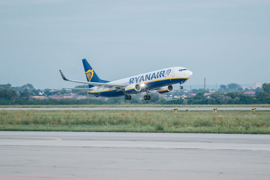 Ryanair: BRAKI KADROWE ORAZ STRAJKI KONTROLERĂ“W RUCHU LOTNICZEGO (ATC) POWODUJĄ ODWOŁANE LOTY I ZAKŁĂ“CENIA PODRĂ“ŻY MILIONĂ“W PASAŻERĂ“W - 