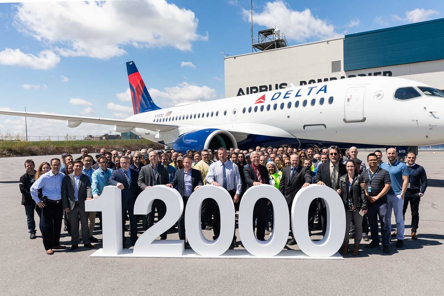 Airbus A220-100 dostarczony Delta Air Lines w dniu 20 maja 2019 r. w zakładach montażu końcowego A220 w Mirabel w Kanadzie (na północ od Montrealu), to 12-tysięczny samolot dostarczony przez Airbusa od 1974 r. - Foto: Airbus