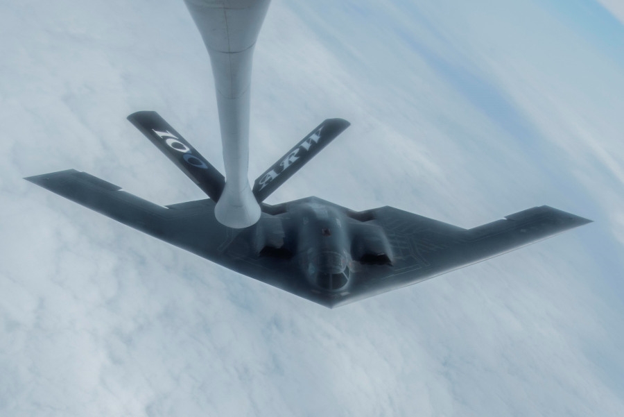 B-2 Spirit  z 509. Skrzydła Bombowego USAF widziany z pokładu latającej cysterny KC-135 Stratotanker z  100. Skrzydła Tankowców Powietrznych RAF w trakcie misji za kołem polarnym. - Foto: U.S. Air Force / Airman 1st Class Joseph Barron