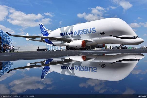 Pierwszy egzemplarz samolotu BelugaXL wyprowadzany z hangaru po malowaniu. To i inne zdjęcia w wysokiej rozdzielczości udostępniamy w dziale prasowym witryny Airbus. / Foto: Airbus - 