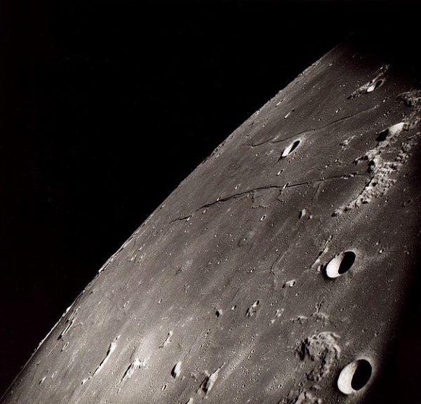 Źródło zdjęcia: By NASA (image by Apollo 8) [Public domain], via Wikimedia Commons - 