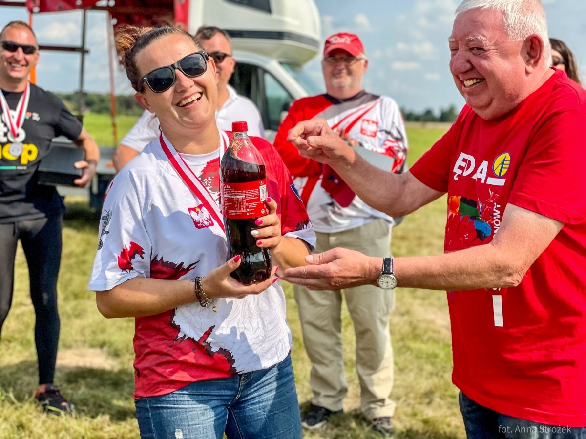 Mistrzowska rywalizacja na lotnisku w Masłowie. Rozdanie nagród ;-) - Foto: Anna Strożek