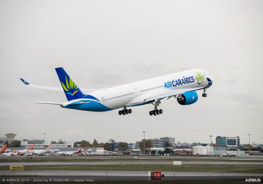 Na zdjęciu:  A350-1000 w barwach linii Air Caraibes podczas startu - Foto: Airbus