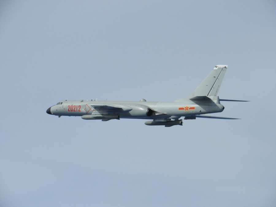 Chiński bombowiec H-6 w trakcie przechwycenia. - Foto: Ministerstwo Obrony Japonii