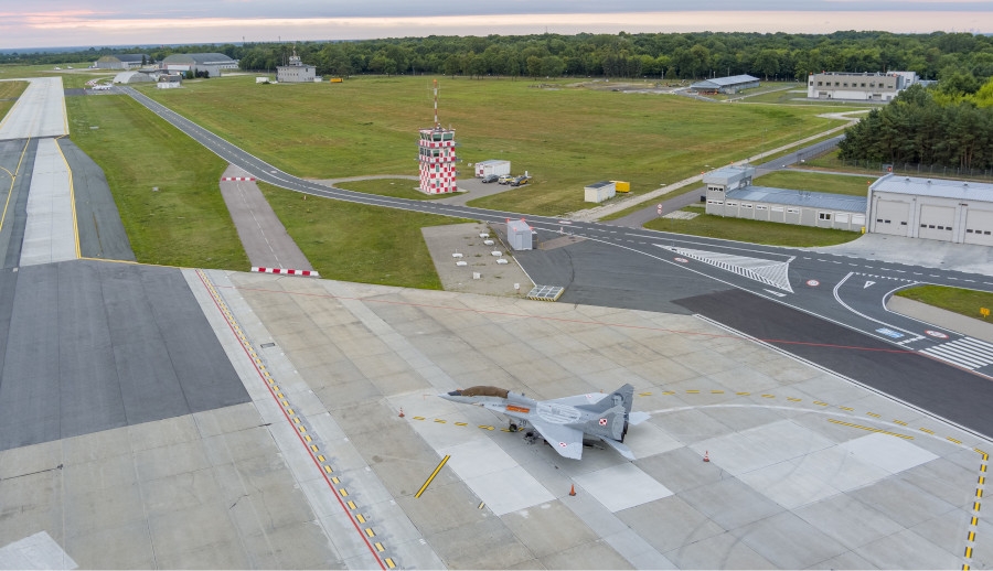 Ciekawostka na lotnisku w Modlinie: Wojskowy MiG-29 na płycie postojowej - Foto: Materiały Prasowe Lotniska w Modlinie