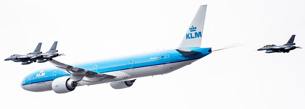 Mieszkańcy Amsterdamu mogli oglądać honorową paradę współczesnych i zabytkowych samolotów nad wodami rzeki IJ. - Foto: KLM