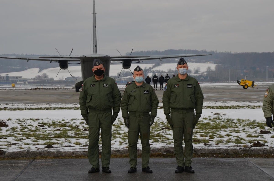 Na płaszcyŹnie technicznej odbyła się z tej okazji uroczysta zbiórka, w której uczestniczył personel lotniczy i grono przyjaciół Pułkownika. - Foto: 8.BLTr