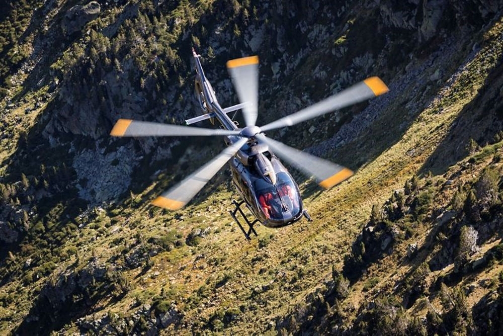 Nowy H145 z pięcioma łopatami wirnika. - Foto: Airbus Helicopters