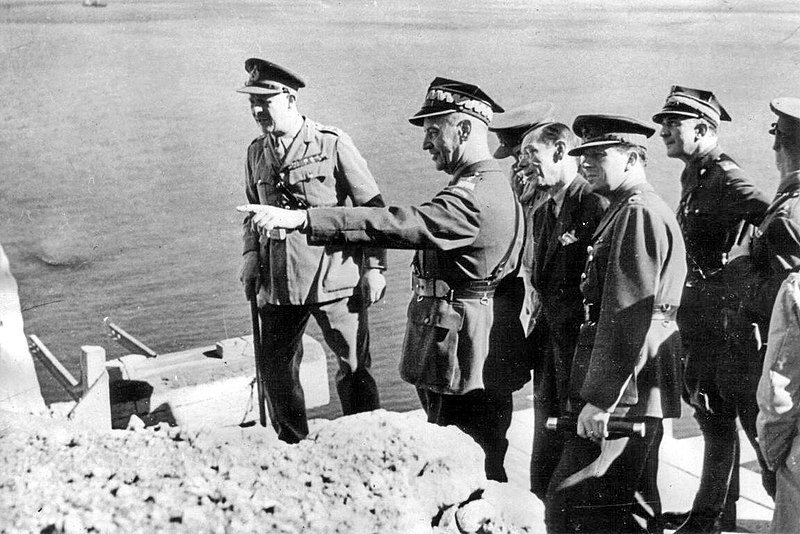 Generał Sikorski wizytujący Gibraltar 4 lipca 1943. Jedno z ostatnich zdjęć przed katastrofą. Z lewej gubernator Macfarlane, z prawej na pierwszym planie Victor Cazalet, a za nim w rogatywce gen. Klimecki. Foto: Wikimedia Free Licence - 