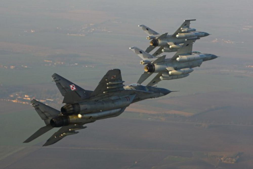 Eskorta pierwszych polskich F-16 przez MiG-i 29 / Foto: Mariusz Adamski