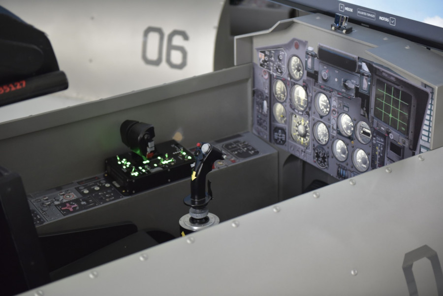 symulator mig-29 muzeum lotnictwa polskiego